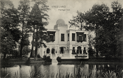 14986 Gezicht over de Stille Vecht op de westgevel van het in 1908 verbouwde Plantagehuis (Kleizuwe 101) te Vreeland ...